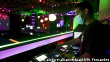 25.07.2020, Spanien, Madrid: Ein DJ legt am frühen Samstag in einer Diskothek Musik auf. Das Nachtleben wird zur neuen Zielscheibe der spanischen Behörden, die versuchen, einen Anstieg der Corona-Infektionen einzudämmen, seit das Land den Lockdown beendet hat. Foto: Manu Fernandez/AP/dpa +++ dpa-Bildfunk +++ |