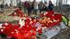 Menschen legen Blumen neben die Absturzstelle der polnischen Präsidentenmaschine (Foto: AP) Menschen legen Blumen neben die Absturzstelle der polnischen Präsidentenmaschine (Foto: AP)