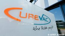 ARCHIV +++ (FILES) In this file photo taken on June 23, 2020 the logo of the biopharmaceutical company CureVac is seen in front of the company's headquarters in Tuebingen, southern Germany on June 23, 2020. - German biotech company CureVac, whose development of a coronavirus vaccine reportedly drew interest from US President Donald Trump, is set to make its Nasdaq debut on August 14, 2020 after raising more than $200 million in its initial public offering in New York. (Photo by THOMAS KIENZLE / AFP)