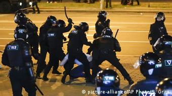 Силовики избивают участника акции протеста резиновыми дубинками ПР-73, 10 августа