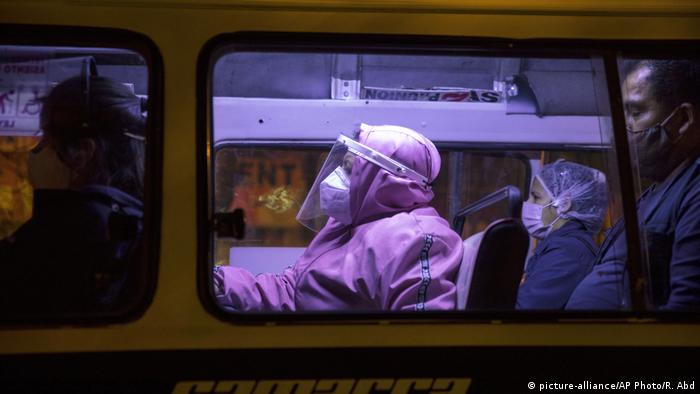 Peru Lima Öffentlicher Bus Masken Coronavirus