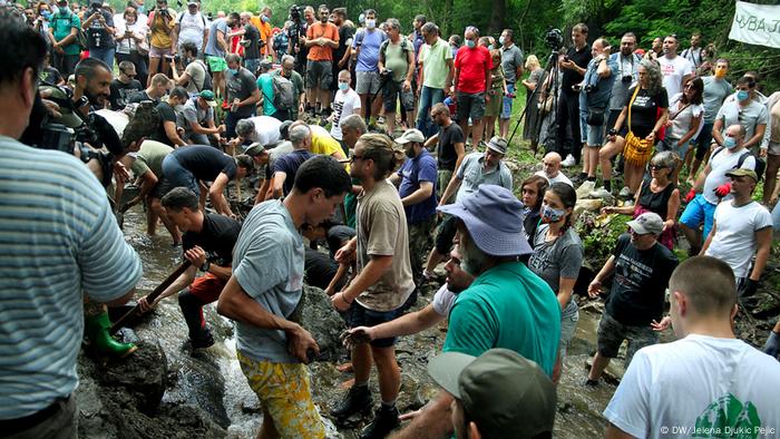 Serbien Rakita | Aktivisten zerstören Wasserkraftwerksanlagen