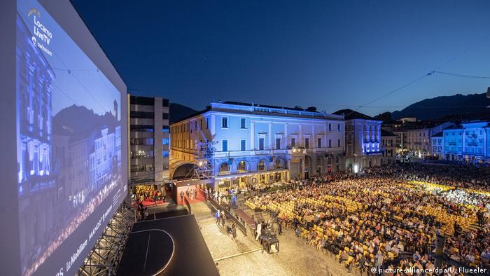 Riesige Kinoleinwand auf der Piazza Grand in Locarno