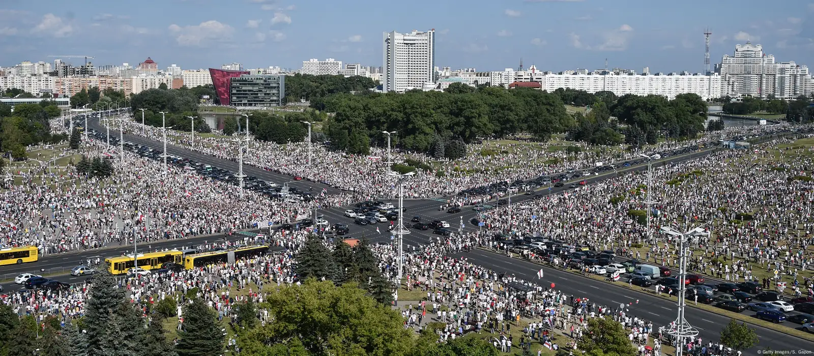 В Минске - самая массовая акция протеста в истории Беларуси – DW –  16.08.2020