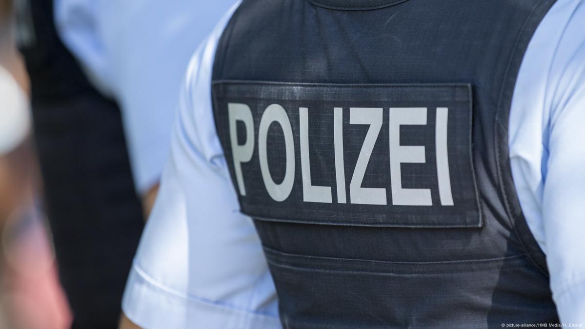 Germany: Video shows police officer's knee on man's neck – DW – 08/16/2020