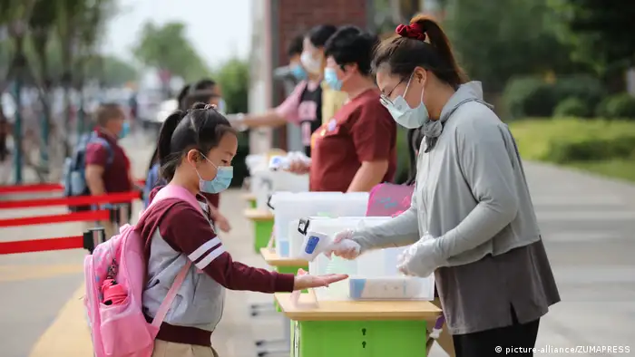 China Vierhunderttausende Schüler gehen wieder zur Schule in Peking (picture-alliance/ZUMAPRESS)