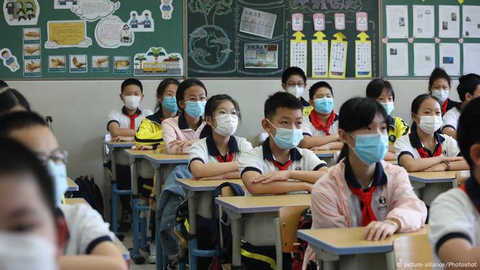 Ученици с предпазни маски