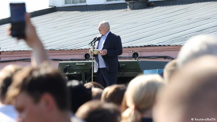 Lukashenko booed by factory workers