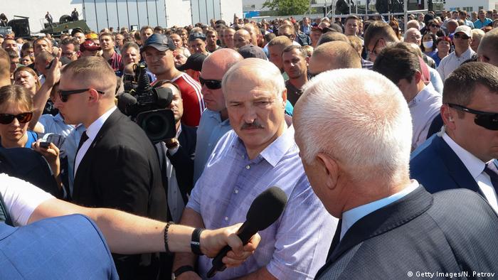 Президент Беларуси Александр Лукашенко на встрече с рабочими МЗКТ 17 августа 2020 года