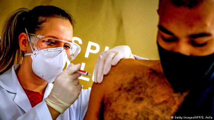 Brasilien Porto Alegre: Ein Freiwilliger lässt sich den Impfstoff verabreichen