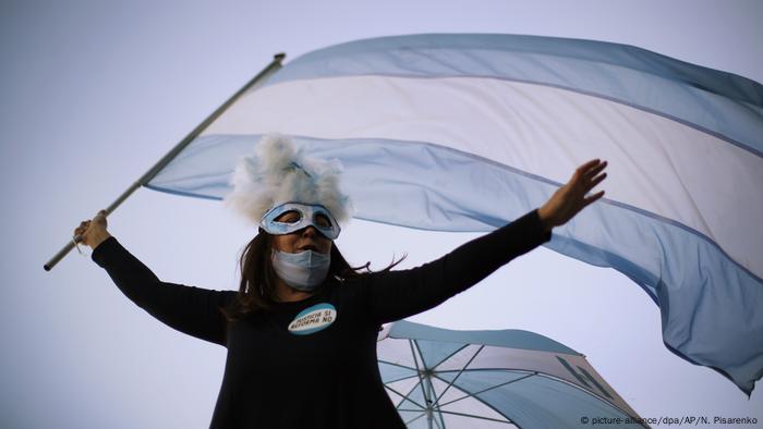 A protest against lockdown measures in Buenos Aires (picture-alliance/dpa/AP/N. Pisarenko)