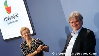 Le professeur Jürgen Schupp (à droite), chercheur au DIW, accompagne l'étude de l'association Mein Grundeinkommen