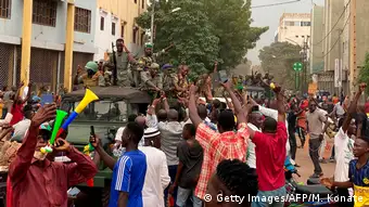 Des soldats maliens accueillis en héros à la Place de l’indépendance de Bamako après l’arrestation du président Ibrahim Boubacar Keïta et de son Premier ministre, Boubou Cissé, le 18 août 2020