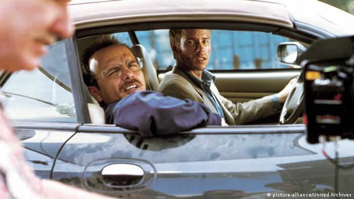 Film still 'Memento' with Guy Pearce and Joe Pantoliano in a jaguar (picture-alliance/United Archives)