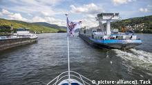 Fahrt mit einem Ausflugsschiff auf dem Rhein, im Welterbe Oberes Mittelrheintal, Frachtschiffe, Höhe des Ortes Lorch, | Verwendung weltweit