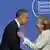 Merkel und Obama umarmen sich (Foto: AP)