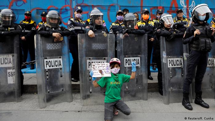 Protestas en México: la policía mexicana es temida por sus métodos, casi tan cruentos como los de los narcotraficantes.