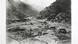 Foto histórica mostra mina de ouro com galpões de madeira Foto histórica mostra mina de ouro com galpões de madeira