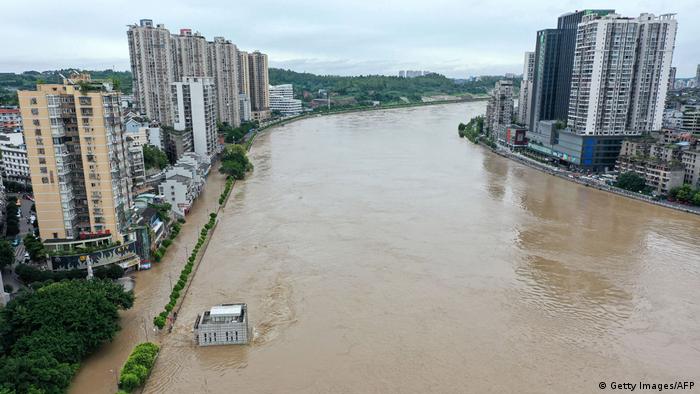 China Floods 100 000 Evacuated Leshan Buddha Threatened News Dw 19 08 2020