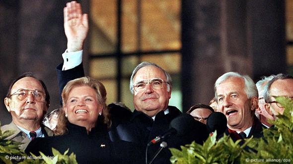 Bei der Berliner Feier am 3.10.1990 winken von der Freitreppe des Reichstagsgebäude Bundesaußenminister Hans-Dietrich Genscher (FDP), Hannelore Kohl, Bundeskanzler Helmut Kohl (CDU) und Bundespräsident Richard von Weizsäcker, daneben halb verdeckt Lothar de Maiziere, der letzte DDR-Ministerpräsident. (Foto: Wolfgang Kumm, dpa)