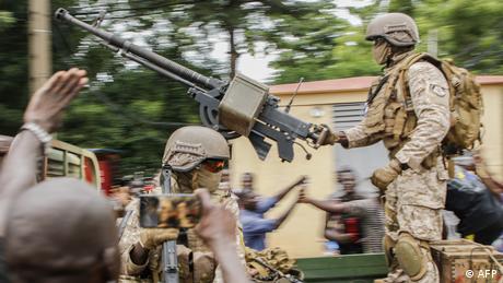L'armée est célébrée par une partie des Maliens après le putsch contre IBK