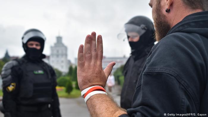 Prosvjednik u Bjelorusiji diže ruke pred dva policajca