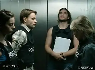 Polizeieinsatzkommando im Aufzug - Szene aus Im Angesicht des Verbrechens (ARTE/WDR)