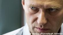 ARCHIV - 05.09.2018, Russland, Moscow: Alexej Nawalny, Oppositionsführer aus Russland, steht im Gericht in der Pause bei der Anhörung über seine Berufung. Nawalny ist nach Angaben seiner Sprecherin mit Vergiftungserscheinungen auf einer Intensivstation in einem Krankenhaus. Er war zunächst bewusstlos. (zu Russische Opposition: Nawalny bewusstlos im Krankenhaus) Foto: Pavel Golovkin/AP/dpa +++ dpa-Bildfunk +++ |