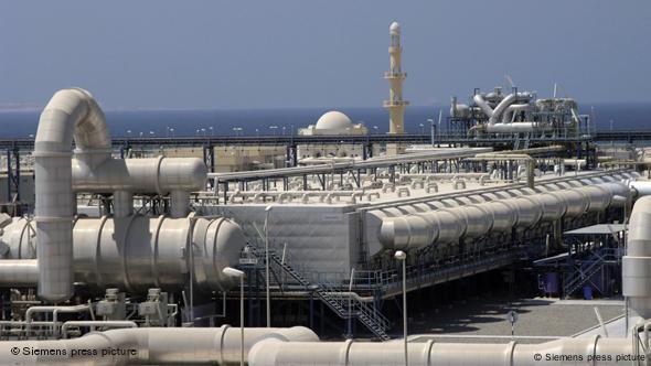 Entsalzungsanlage mit Meer im Hintergrund (Quelle: Siemens)