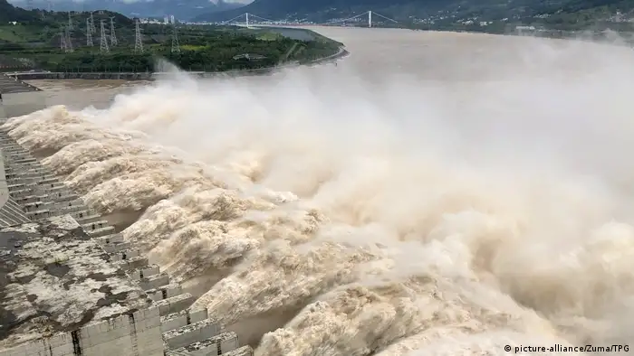 China Überschwemmungen Drei-Schluchten-Talsperre Jangtse