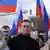 المعارض الروسي أليكسي نافالني مع زوجته يوليا في مظاهرة بمناسبة ذكرى اغتيال المعارض الروسي بوريس نيمتسوف في 2015 (الصورة في 29 فبراير 2020)