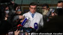 21.08.2020, Russland, Omsk: 6312629 21.08.2020 Head Physician of the City Clinical Emergency Hospital Number 1 Alexander Murakhovsky speaks to the press after Russian opposition leader Alexei Navalny fell ill in what his spokeswoman said was a suspected poisoning, in Omsk, Russia. Alexandr Kryazhev / Sputnik Foto: Alexandr Kryazhev/Sputnik/dpa |