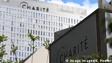 Schriftzug der Charit am Bettenhaus der Klinik in Berlin-Mitte. Charit - Campus Berlin-Mitte *** Charit lettering on the ward block of the clinic in Berlin Mitte Charit Campus Berlin Mitte 