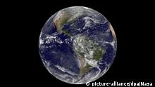 HANDOUT - ARCHIV - A handout satellite image provided by NASA / NOAA shows planet Earth with a view of the Americas, 22 April 2014. Photo: EPA/NASA / NOAA GOES / HANDOUT HANDOUT EDITORIAL USE ONLY (zu: Weltklimavertrag beschlossen: Wendepunkt für Politiker und Investoren) +++(c) dpa - Bildfunk+++ |
