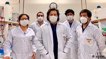 Edward Málaga (al medio), neurobiólogo de la Universidad Cayetano Heredia que desarrolló pruebas molecular locales, junto a su equipo. 