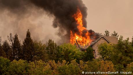 Los incendios ya han destruido 500 estructuras, incluidas muchas viviendas, y amenazan a 50.000 más, según las autoridades. La Universidad de California Santa Cruz también ha sido evacuada y un nuevo incendio cerca del Parque Nacional Yosemite hizo que los residentes huyeran.