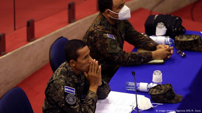 El ministro de la Defensa de El Salvador, contraalmirante René Merino, durante el interrogatorio parlamentario este 21 de agosto