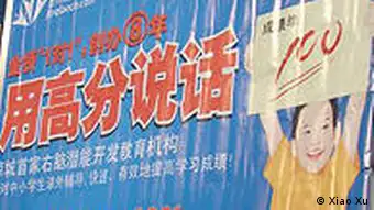 Insgesamt ist das chinesische Schulsystem sehr stark auf Leistung ausgerichtet. Lasst die Noten sprechen- so lautet die Slogans auf dem Werbungsplakat. Aufgenommen von Xiao Xu am 13.01.2010.