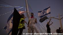 22.08.2020
Protesters wave national flags as they gather before marching to Prime Minister Benjamin Netanyahu's residence in Jerusalem, Saturday, Aug. 22, 2020. (AP Photo/Maya Alleruzzo) |
