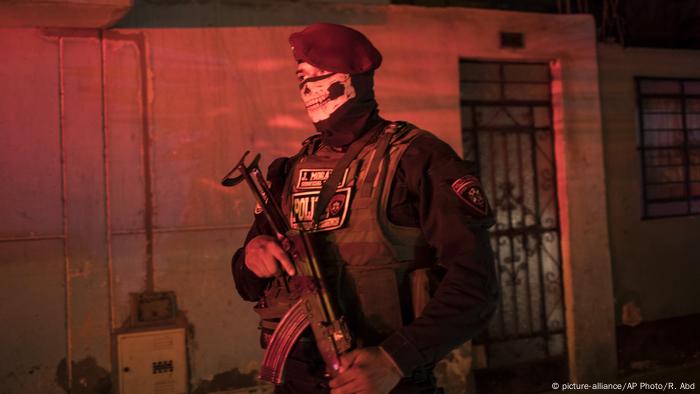 Imagen referencial. Policía peruano monta guardia en las afueras de Lima.