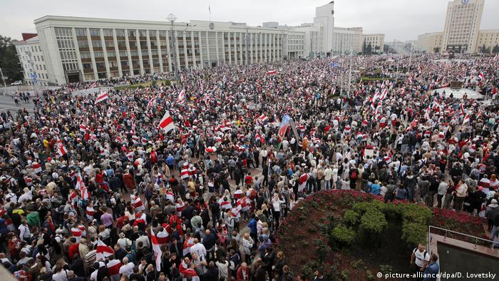 По различным оценкам, на улицы Минска вышли от 150 000 до 250 000 человек.