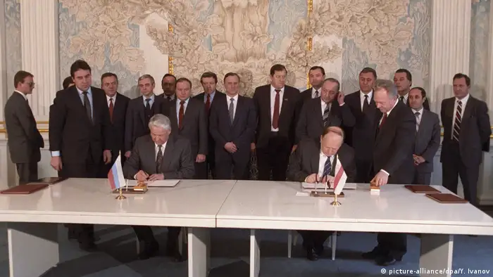 1991年12月8日，叶利钦（左）与白俄罗斯共和国最高委员会主席舒什克维奇（右）签署《关于建立独立国家联合体的协议》