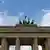 Die Quadriga auf dem Brandenburger Tor in Berlin, aufgenommen am Dienstag, 28. Juli 2009. (AP Photo/Jochen Krause) --- In this photo taken Tuesday, July 28, 2009, the Quadriga statue is seen on the top of the landmark Brandenburg Gate in Berlin, Germany. (AP Photo/Jochen Krause)
