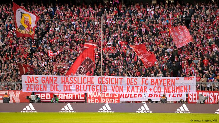 Ein Protestbanner von Bayern-München-Fans gegen den Sponsorenvertrag ihres Vereins mit Katar.