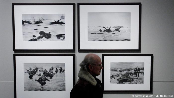 Capas Bilder vom D-Day sind regelmäßig in Ausstellungen zu sehen (Copyright: Getty Images/AFP/R. Nederstigt)