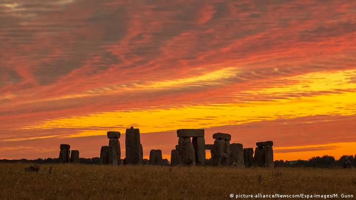 Stonehenge bei einem prächtigen Sonnenaufgang