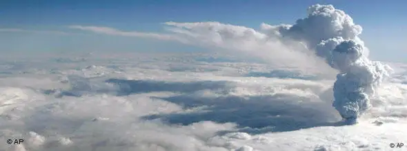 ارتفاع غبار و خاکستر آتشفشان به ۱۱ کیلومتر می‌رسد و خطری بزرگ برای هواپیماهایی محسوب می‌شود که از این مسیر می‌گذرند. بادها این غبار را به سوی شمال اروپا به حرکت درآورده‌اند.