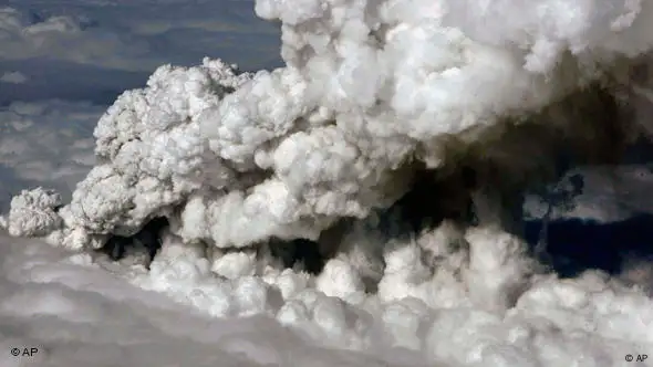 Aschewolke nach Vulkanausbruch in Island (Foto: AP)