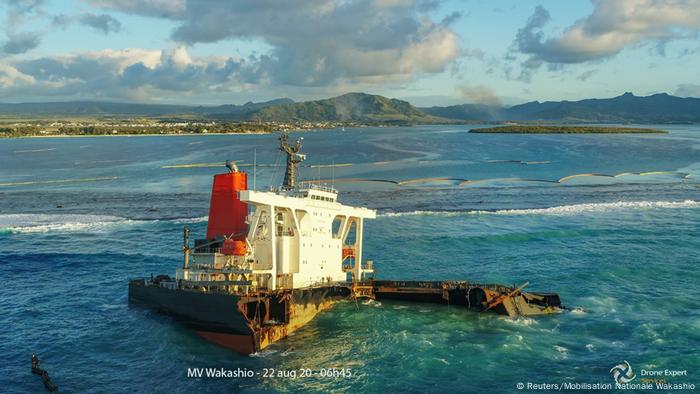 Who Will Pay For The Mauritius Oil Spill Environment All Topics From Climate Change To Conservation Dw 28 08 2020