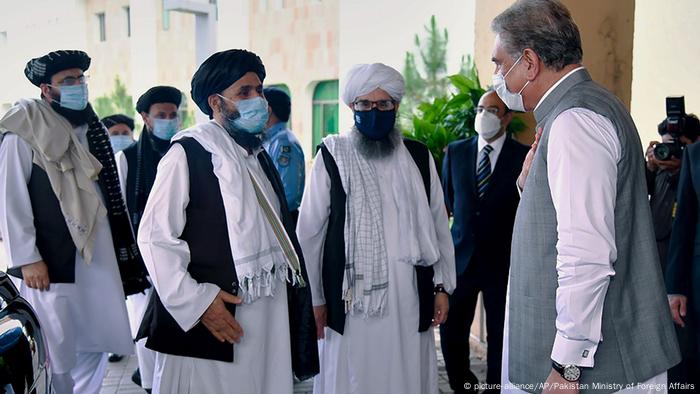 Pakistan Islamabad Taliban-Delegation trifft Außenminister Shah Mahmood Qureshi Pakistan Islamabad Taliban-Delegation trifft Außenminister Shah Mahmood Qureshi